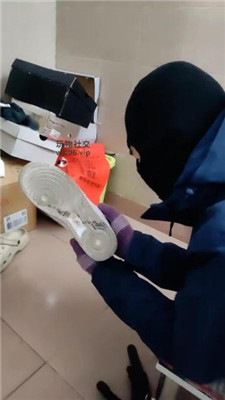 【奇了怪了】胯下辱-鞭打/闻舔小白鞋原味棉袜 JS241216-6