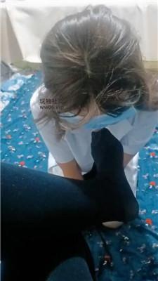 【伪娘和人妻】蓬头垢面的狗舔黑丝脚 JS250106-27