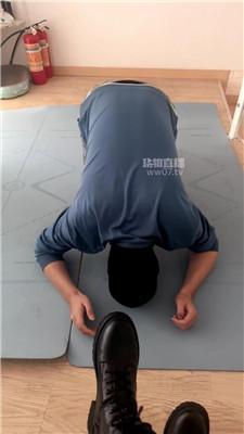 【百柔】脏鞋蹂躏脚下奴-保鲜膜窒息 JS251124-7